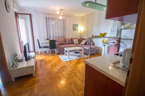 a kitchen and living room with a couch and a table at Stan na Dan Banja Luka in Banja Luka