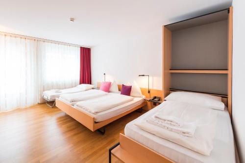 Una cama o camas en una habitación de Hotel Krone