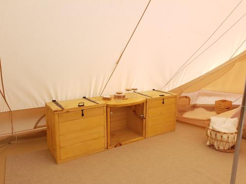 a tent with a wooden table in a room at Kompleks Małe Dolomity in Hucisko