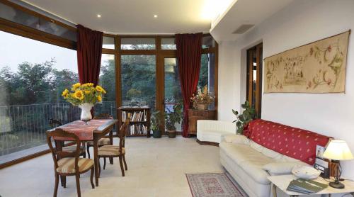 ein Wohnzimmer mit einem Sofa und einem Tisch in der Unterkunft Colleverde Country House & SPA Urbino in Urbino