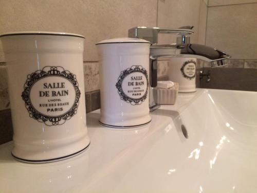 - trois bougies assises sur un lavabo dans la salle de bains dans l'établissement Cugi Bed and Breakfast, à San Damiano dʼAsti