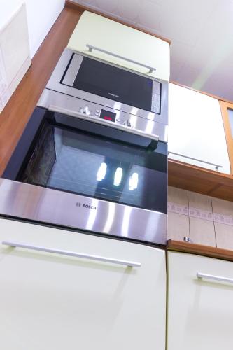 a stove top oven in a kitchen at F Apartmani Kragujevac in Kragujevac