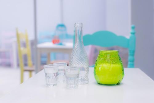 プラタニアスにあるStellar Apartments Iの花瓶と眼鏡をかけたテーブル