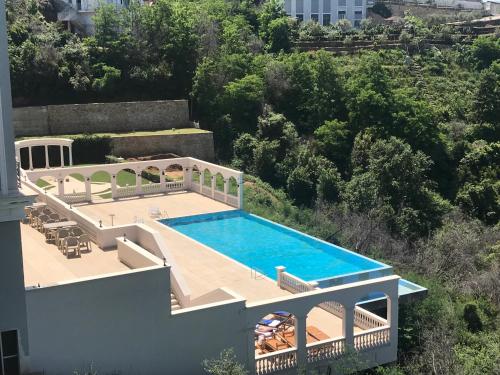 una vista aérea de una casa con piscina en Jurgen Resort, en Tirana