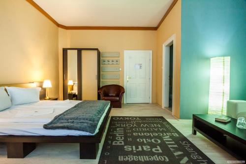 Кровать или кровати в номере Szilagyi Hotel&Restaurant