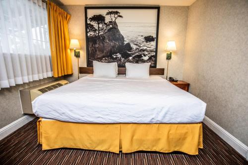 a bedroom with a large bed in a hotel room at Pelican Inn in Monterey
