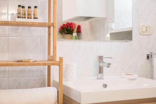 ein weißes Badezimmer mit Waschbecken und Spiegel in der Unterkunft Terè in Noci