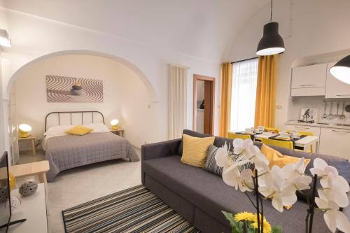 ein Wohnzimmer mit einer Couch und einem Bett in der Unterkunft Terè in Noci