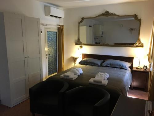 1 dormitorio con 1 cama con espejo y silla en M9 Pantheon Attic 10, en Roma