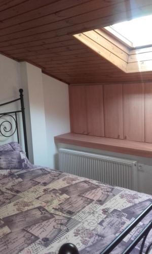 een slaapkamer met een bed en een dakraam bij Sithonia Alekos Luxury Experience in Metamorfosi