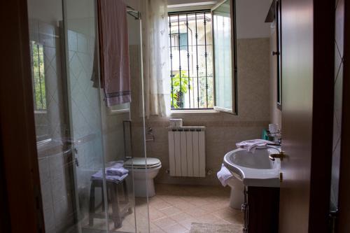 A bathroom at Villa Lucia B&B