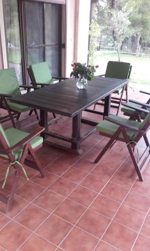 een houten tafel en stoelen op een terras bij Sithonia Alekos Luxury Experience in Metamorfosi