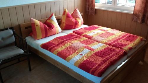 Ein Bett oder Betten in einem Zimmer der Unterkunft Ferienhaus direkt am See