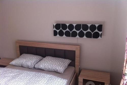 ダルウフコにあるApartament Deluxeの黒と白の壁のベッドルーム1室