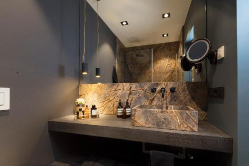 uma casa de banho com um lavatório e um espelho em Wailtl Hotel em Dorfen