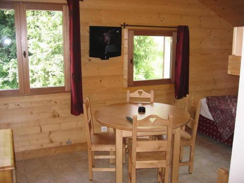 une salle à manger en bois avec une table et des chaises dans l'établissement Studio Bel'Alp, au Grand-Bornand