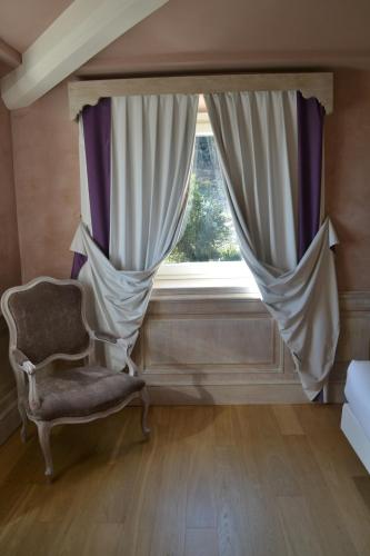 a room with a chair and a window at Villa Lattanzi in Marina Palmense