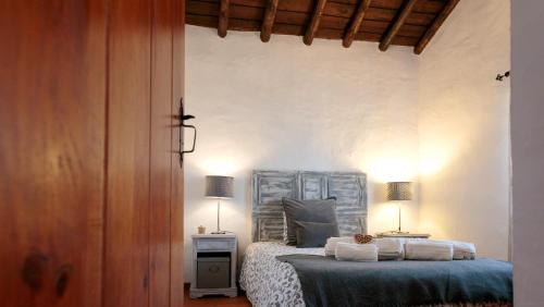 Un pat sau paturi într-o cameră la Aleixo's House | Alentejo