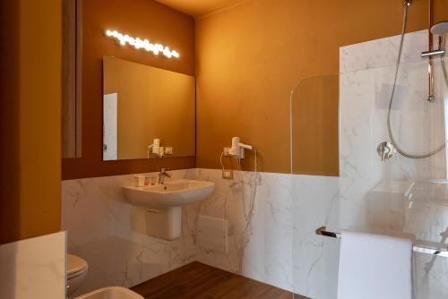 Ett badrum på Villa Belvedere Hotel