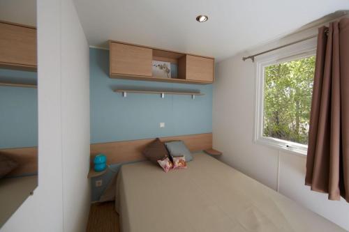Guidel-PlageにあるDomaine Les Jardins de Kergalの小さなベッドルーム(ベッド1台、窓付)