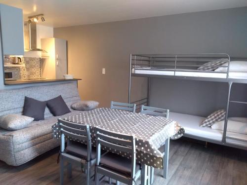 Pokój ze stołem i łóżkiem piętrowym w obiekcie Les Studios proche du Mont Ventoux w mieście Mazan