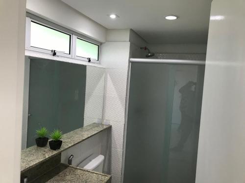 ein Badezimmer mit Glasdusche und Waschbecken in der Unterkunft Ancorar Flat Porto de Galinhas - Flat 1203-5205 in Porto De Galinhas