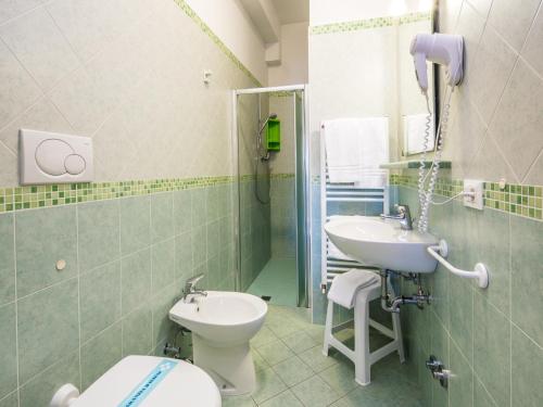 カットーリカにあるAppartamenti Liraのバスルーム(洗面台2台、トイレ、シャワー付)