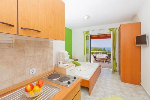 Kuchyňa alebo kuchynka v ubytovaní Sunny House Free Parking
