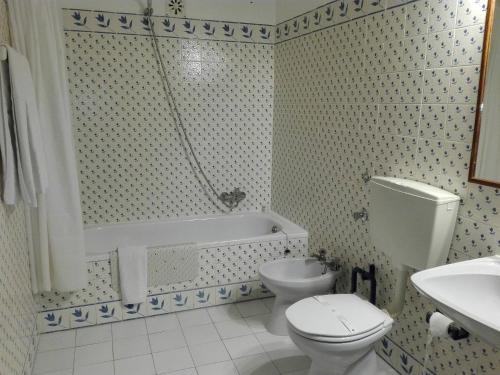 Ванна кімната в Apartamentos da Balaia