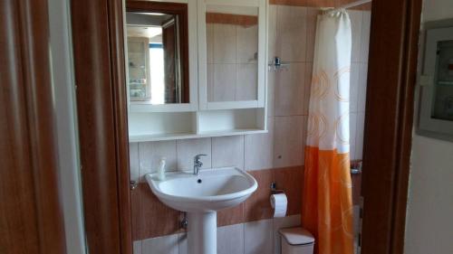 a bathroom with a sink and a mirror at Vlachogiannis EL Estate in Skala Rachoniou