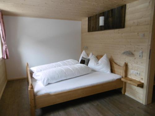 ザンクト・ガレンキルヒにあるNeuberg Almのベッド(白いシーツ、枕付)