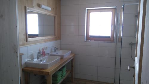 ザンクト・ガレンキルヒにあるNeuberg Almのバスルーム(シンク2台、シャワー付)