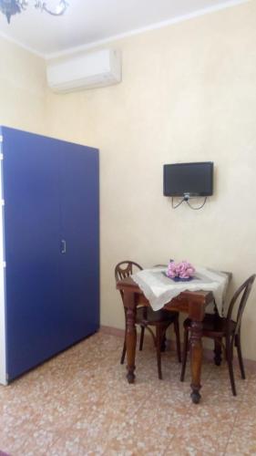a room with a table with chairs and a tv at Affittacamere Da Carla in Bonassola