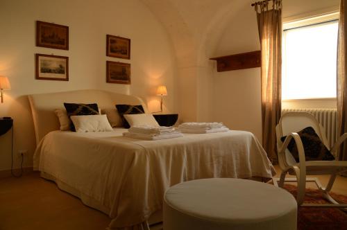 Un dormitorio con una cama con una mesa y una ventana. en Il Rifugio dello Scoglio, en Ostuni