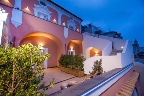 a house with white walls and a courtyard at Il Moro Di Positano in Positano