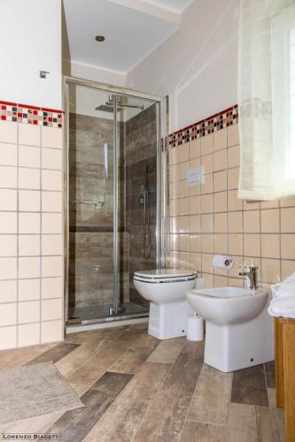 a bathroom with a shower and a toilet and a sink at B&B Geolja in Gioia Tauro