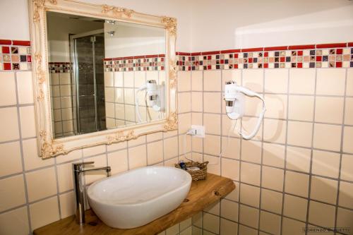 a bathroom with a sink and a mirror at B&B Geolja in Gioia Tauro