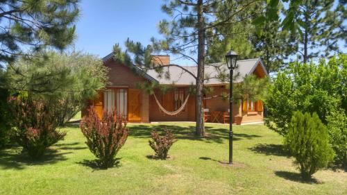 巴拿霍馬的住宿－Complejo Tierra Mia，一座树木繁茂的院子中的房子