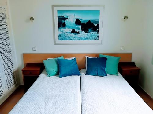 コスタ・テギセにあるSun & Sea Las Coronasのベッド(青い枕付)
