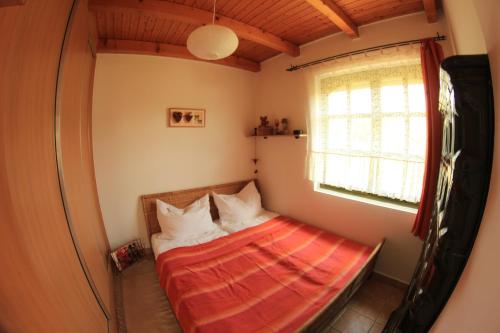 A bed or beds in a room at Szőlőhegyi házikó - Cottage in the vineyard