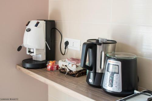 a counter with a coffee maker and a coffeemaker on it at B&B Geolja in Gioia Tauro
