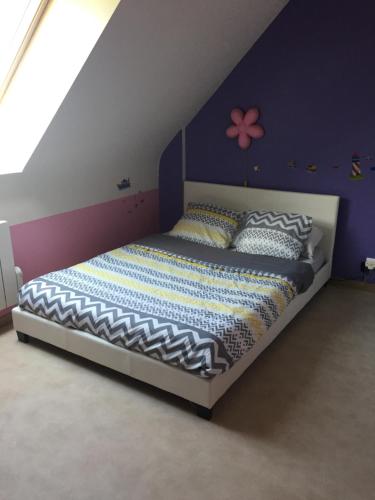 ロズ・シュル・クエノンにあるMaison proche Mt St Michel et St Maloの紫の壁のベッドルーム1室