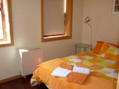 ヴィラ・ノヴァ・デ・ガイアにあるCellars Flatのベッドルーム1室(ベッド1台、タオル2枚付)