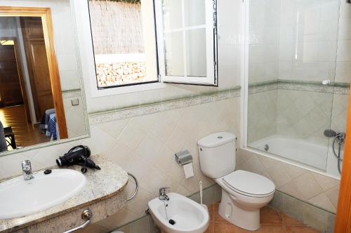 Un baño con inodoro, lavabo y bañera. en Villa PANORAMA y Villa MIRADOR, en Son Bou