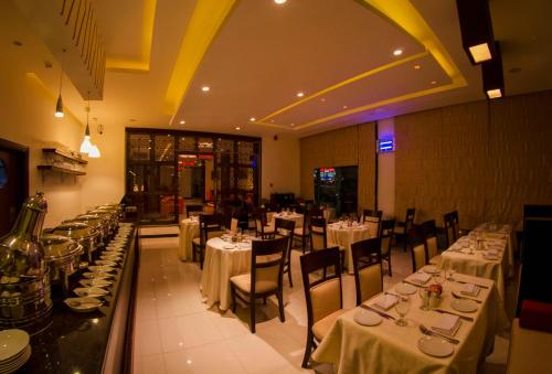 Restaurant ou autre lieu de restauration dans l'établissement Meneur Hotel