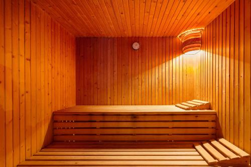 a wooden sauna with a bench in the middle at Hotel Pimar & Spa in Blanes