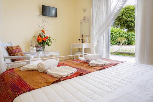 拉加納斯的住宿－庫班內羅斯假日酒店，一间卧室配有一张大床和毛巾