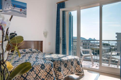 una camera con letto e balcone di Hotel Bell Aire a L'Estartit