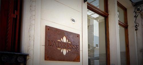 Certifikát, hodnocení, plakát nebo jiný dokument vystavený v ubytování L'Adresse Hôtel Boutique