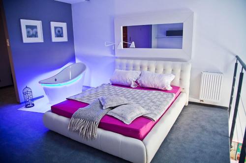 Säng eller sängar i ett rum på Loft Suite